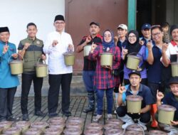 Sekda Ajat Tinjau Langsung Pemotongan Hewan Kurban di RPH Cibinong