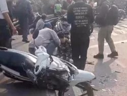 Viral ! Truk Kontainer Diduga Rem Blong Tabrak Kendaraan yang Sedang Berhenti di Lampu Merah Bekasi